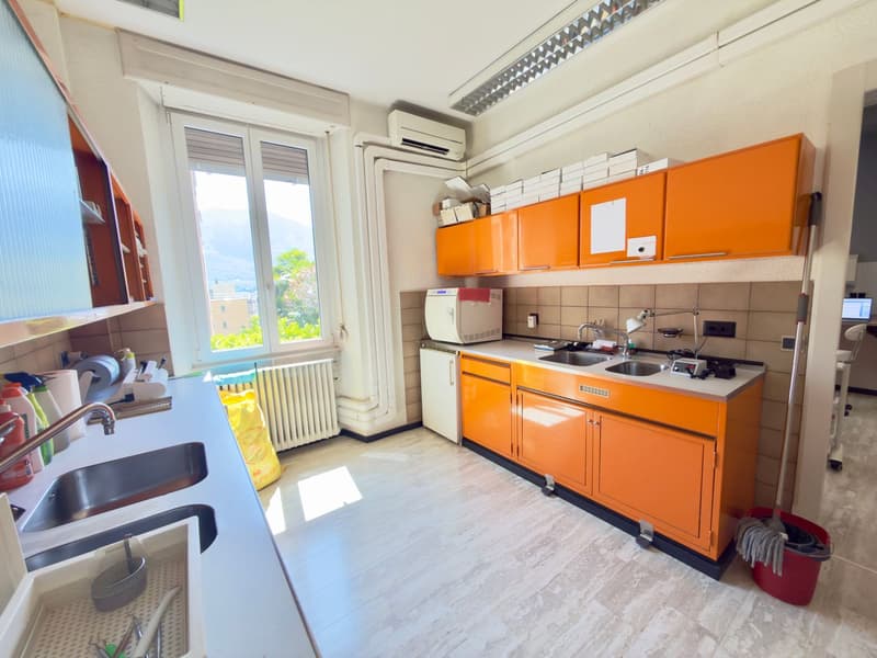 Elegante spazio commerciale in villa storica in posizione strategica (7)