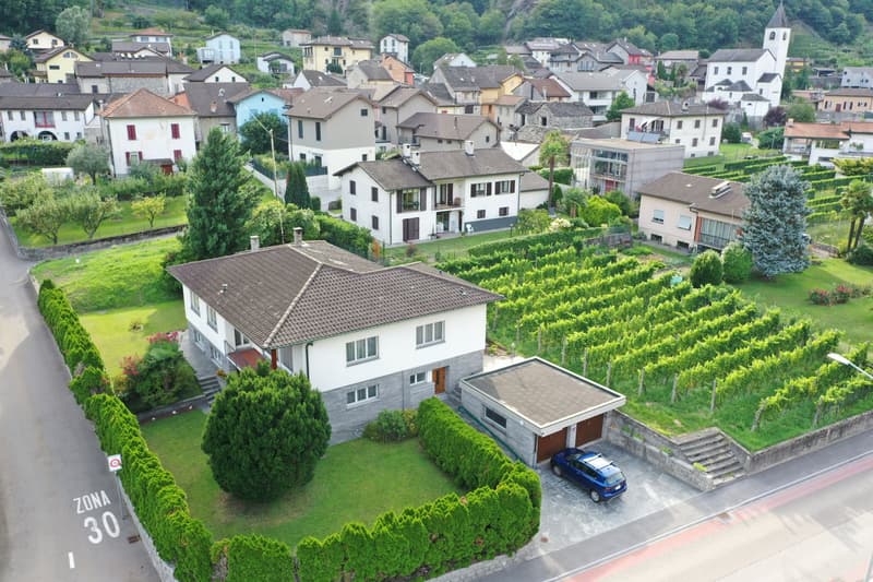 Zweifamilienhaus mit Garten und Aussicht in Gnosca (2)