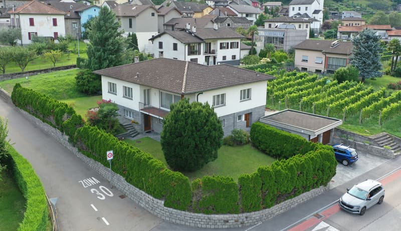 Zweifamilienhaus mit Garten und Aussicht in Gnosca (15)