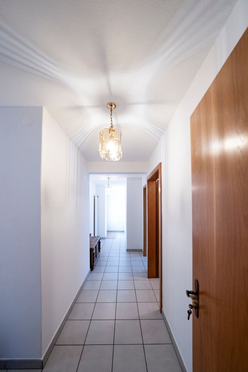 Zweifamilienhaus mit Garten und Aussicht in Gnosca (11)