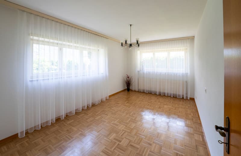 Zweifamilienhaus mit Garten und Aussicht in Gnosca (13)