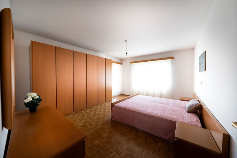 Zweifamilienhaus mit Garten und Aussicht in Gnosca (9)