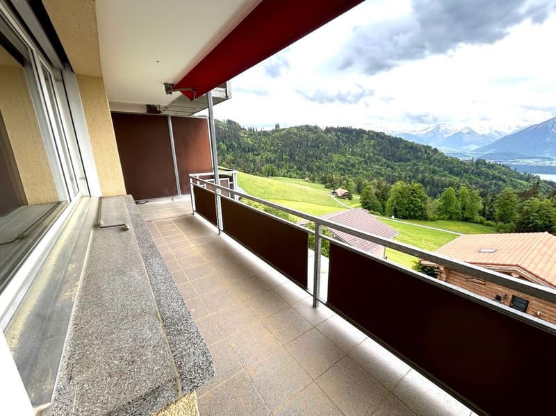 Charmante 4.5-Zimmer-Wohnung mit See und Bergblick in Heiligenschwendi (7)