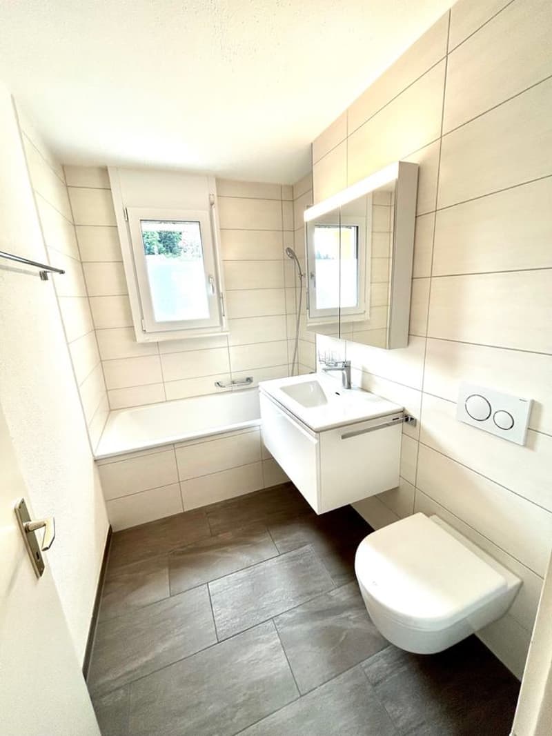 Charmante 4.5-Zimmer-Wohnung mit See und Bergblick in Heiligenschwendi (2)