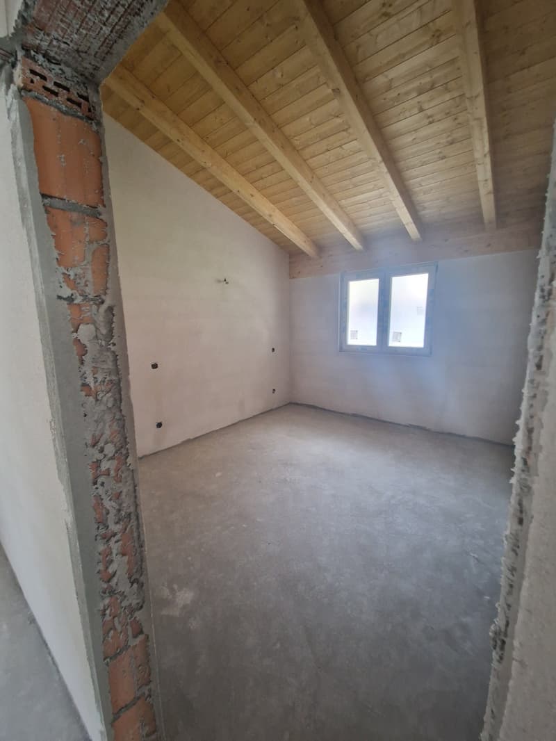 empty room, wooden ceiling, white walls, concrete floor, window