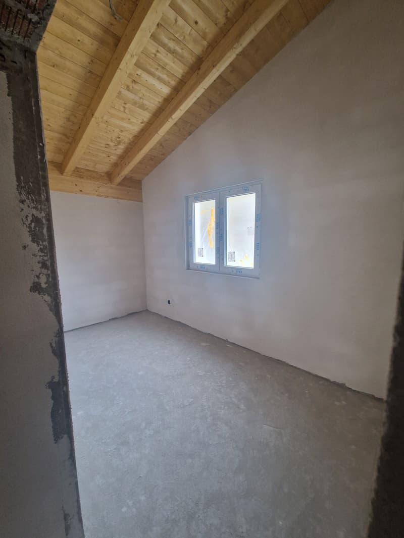 empty room, wooden ceiling, white walls, concrete floor, window