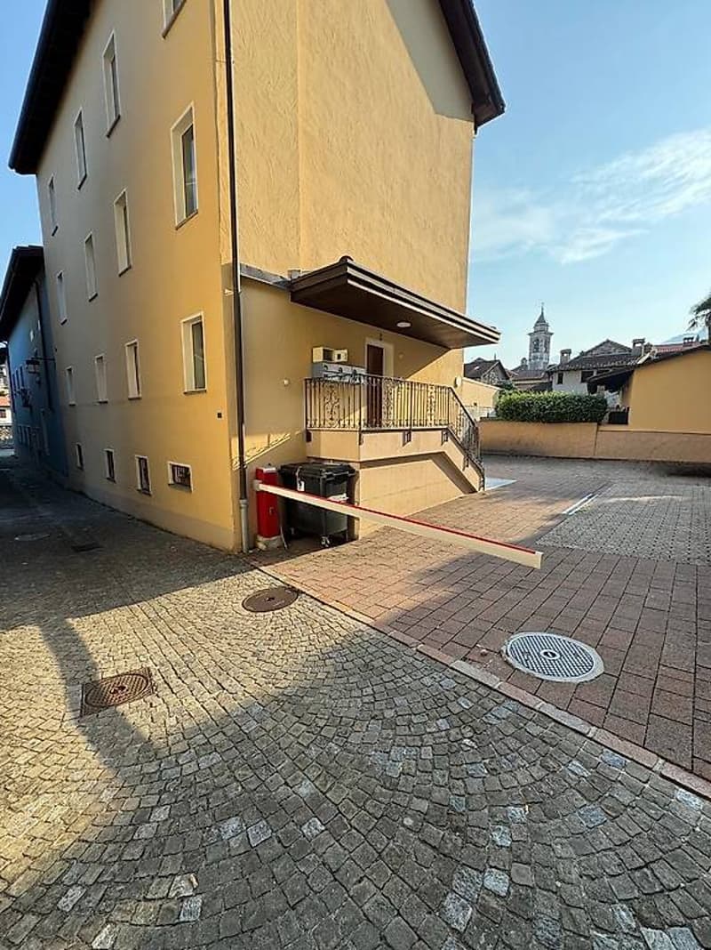 Posteggio esterno in corte privata con barriera (2)