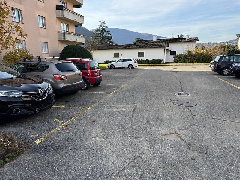 Affittasi posteggi esterni a Caslano (2)