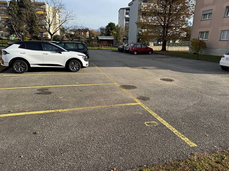 Affittasi posteggi esterni a Caslano (1)
