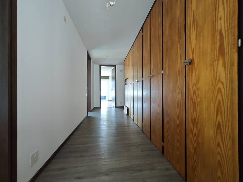 Corridor with wooden closets and wooden flooring