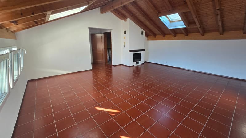 empty room, fireplace, wooden ceiling, red tiles, white walls, windows