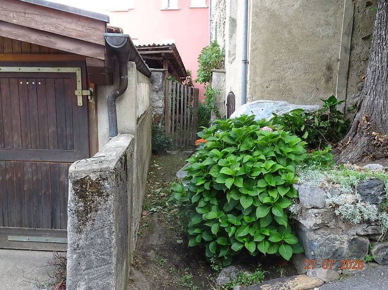 Abitazione da ristrutturare e terreni annessi (8)