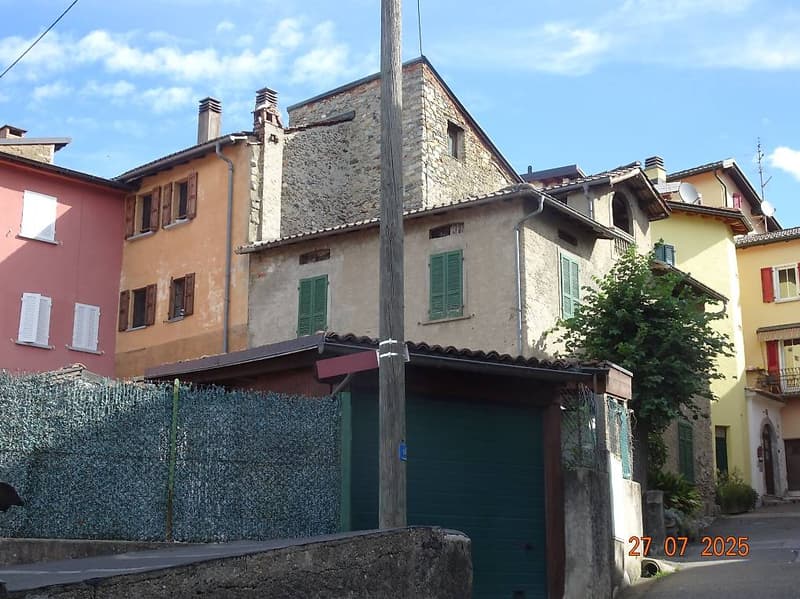 Abitazione da ristrutturare e terreni annessi (10)