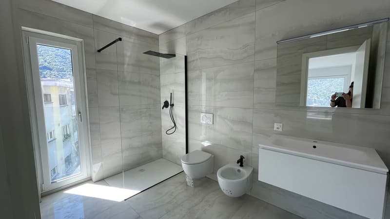 Moderno appartamento 2.5 locali con terrazza vista lago a Ponte Tresa (2)