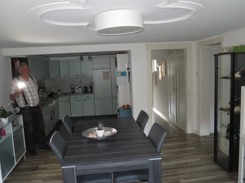 Grosse 4.5-Zimmer-Wohnung in Läufelfingen – ruhige Lage mit Balkon und Aussicht ins Grüne (3)