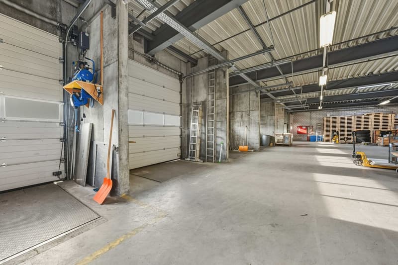 Proprietà commerciale con magazzino a scaffalatura alta (5)