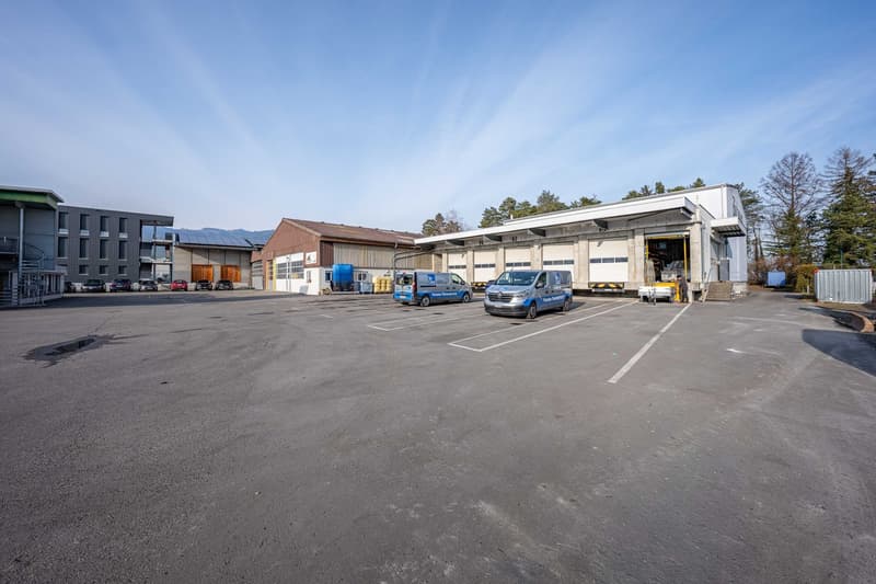 Proprietà commerciale con magazzino a scaffalatura alta (6)