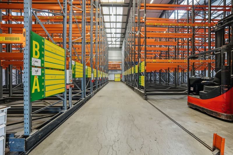 Proprietà commerciale con magazzino a scaffalatura alta (3)