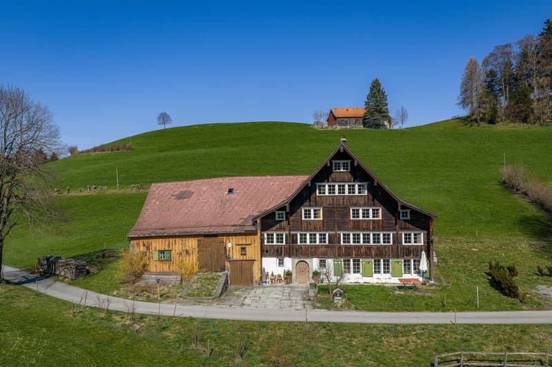 Historisches Wohnhaus mit Scheune und Wald (2)