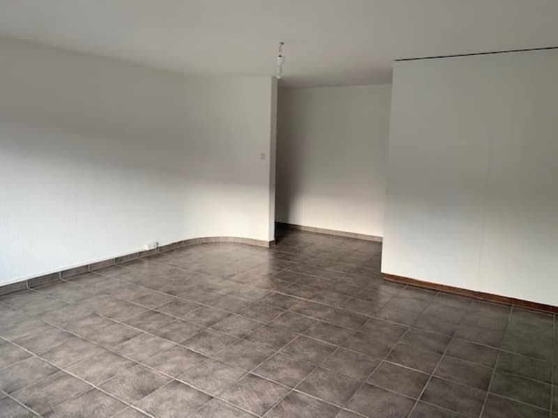 Empty room with white walls, tiled floor