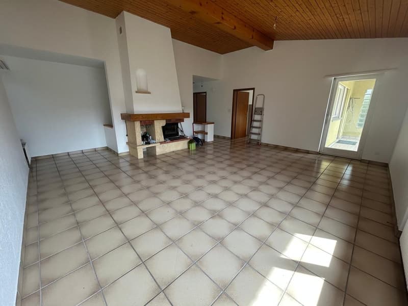 empty room, fireplace, tiled floor, white walls, wooden ceiling