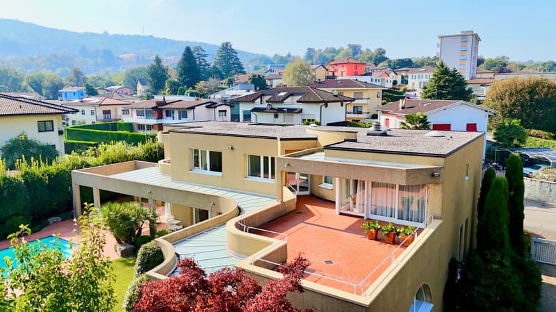 Detached house, modern design, red terracotta roof, outdoor terrace, swimming pool, large windows, mountain view