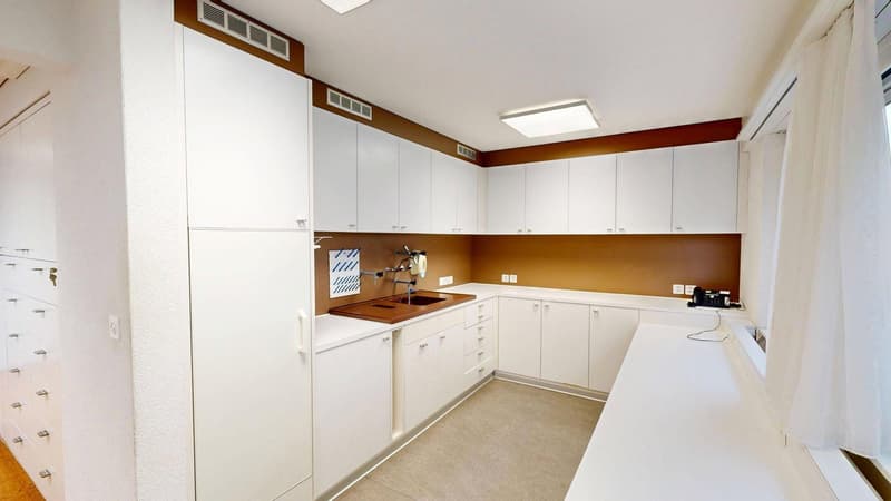 Bright practice/office space 165 m² with parking spaces in Wünnewil (6)