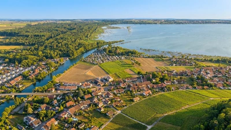 Bauland-Rarität zwischen  Weinbergen, See und Broye-Kanal | Rare parcelle à bâtir entre vignobles, lac et canal de la Broye (6)