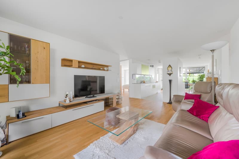 Moderne 4.5-Zimmer-Erdgeschosswohnung mit eigenem Rosengarten (1)