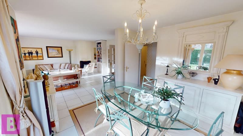 Lumineuse villa familiale avec jardin et double garage (8)