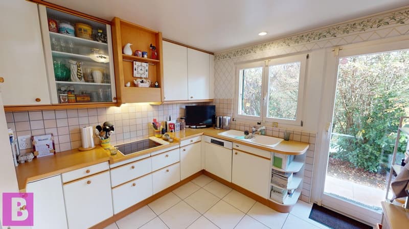 Lumineuse villa familiale avec jardin et double garage (6)