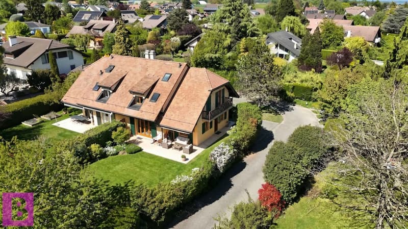 Lumineuse villa familiale avec jardin et double garage (13)