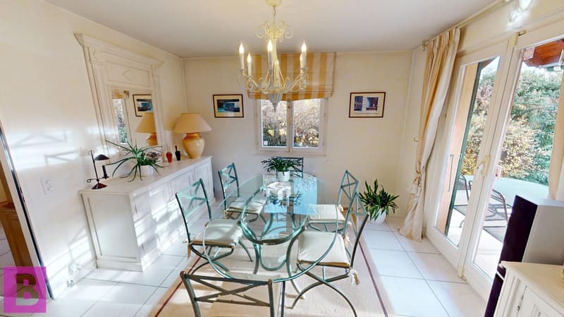 Lumineuse villa familiale avec jardin et double garage (5)