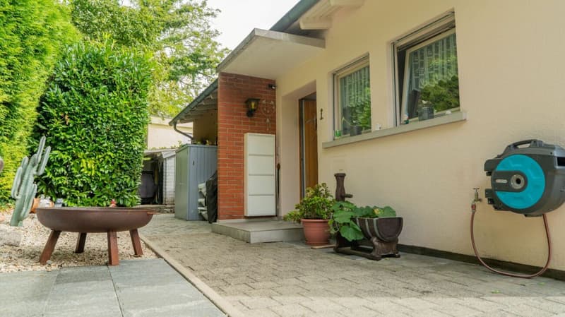 Freistehendes Einfamilienhaus mit Umschwung (27)