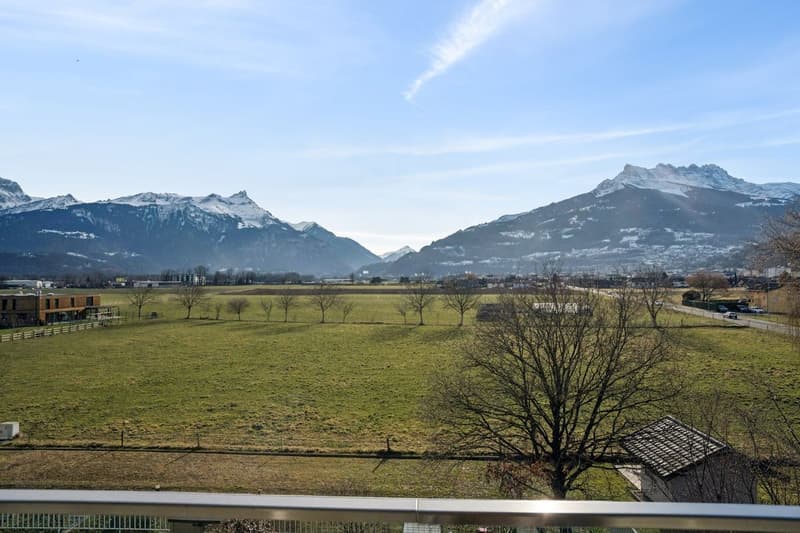 Vivre en hauteur : Attique spacieux avec terrasse à Collombey-Muraz (8)