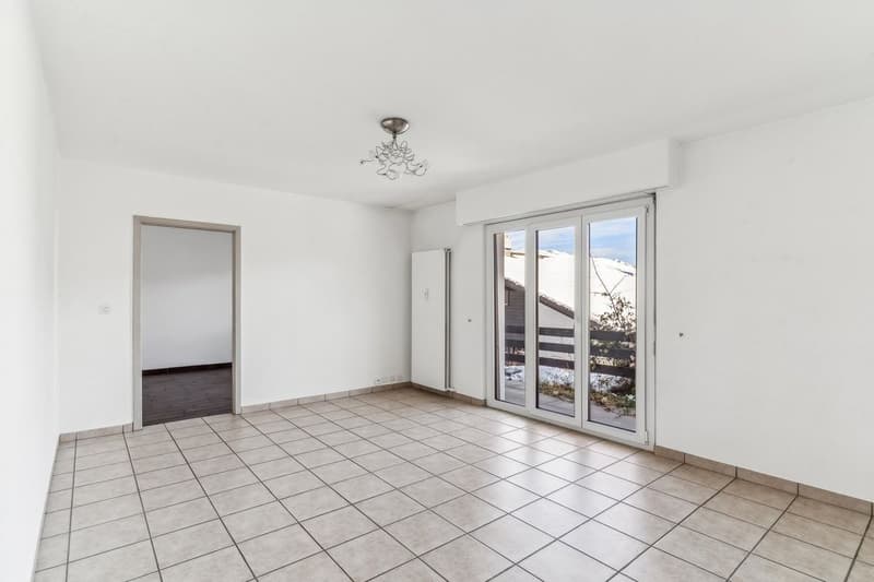 Appartement lumineux de 3.5 pièces avec terrasse et terrain privatif à Mollens (3)