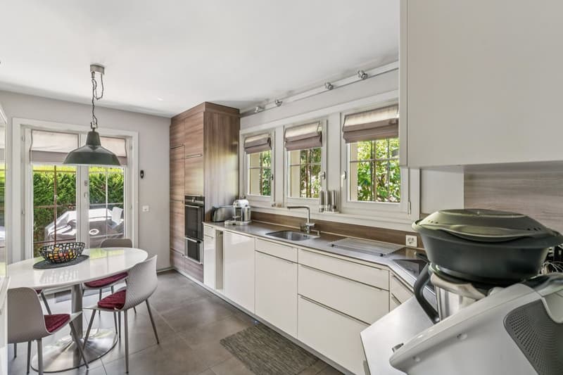 Villa avec vue lac imprenable dans un quartier prisé à Bevaix (2)