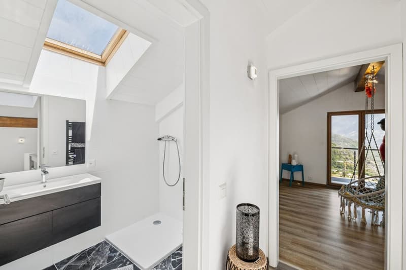 Grande villa lumineuse avec vue imprenable - appartement indépendant de 3,5 pièces compris. (9)