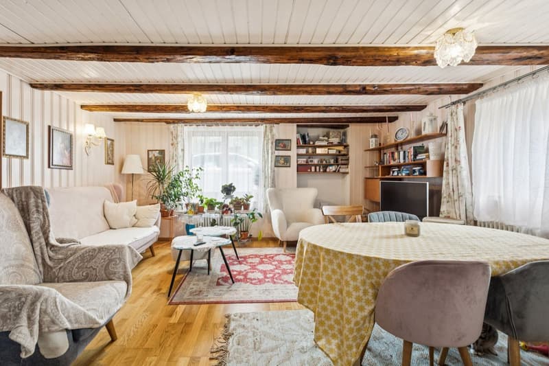 Maison de caractère avec terrasse et balcon au centre de Cugy (1)