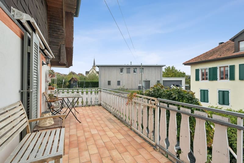 Maison de caractère avec terrasse et balcon au centre de Cugy (6)