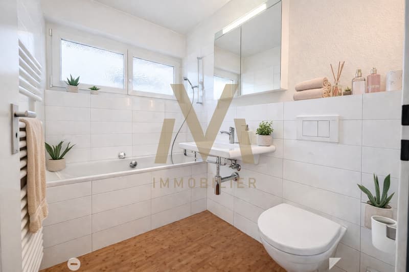Salle de bains avec baignoire