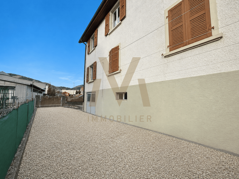 Immeuble lumineux avec 2 logements et 4 garages (11)