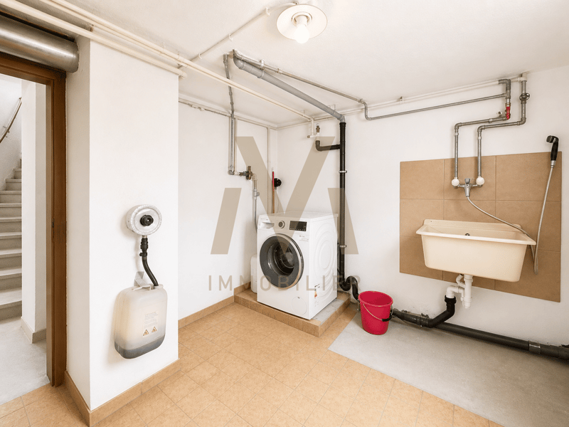Immeuble lumineux avec 2 logements et 4 garages (9)