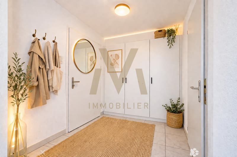 Entrée avec armoire murale