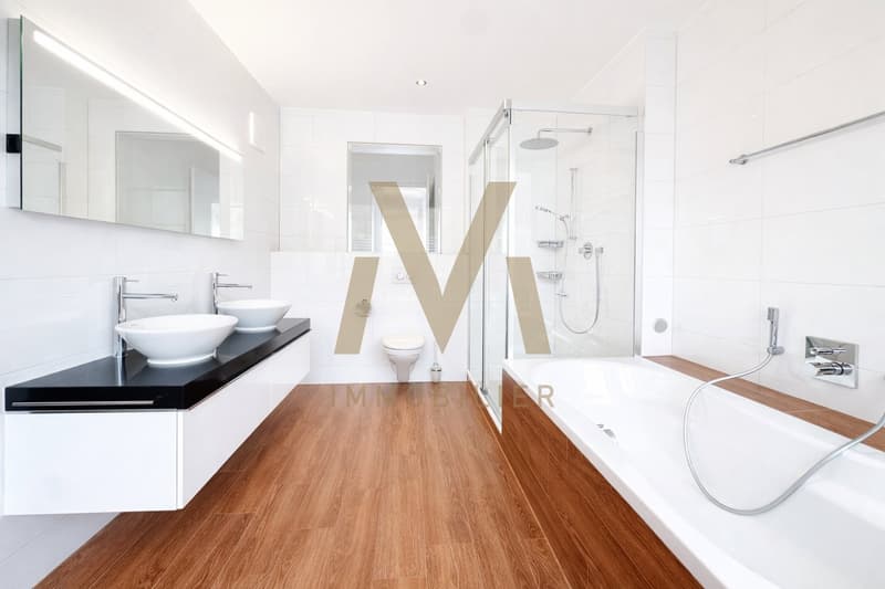 Grande salle de bains avec douche et baignoire