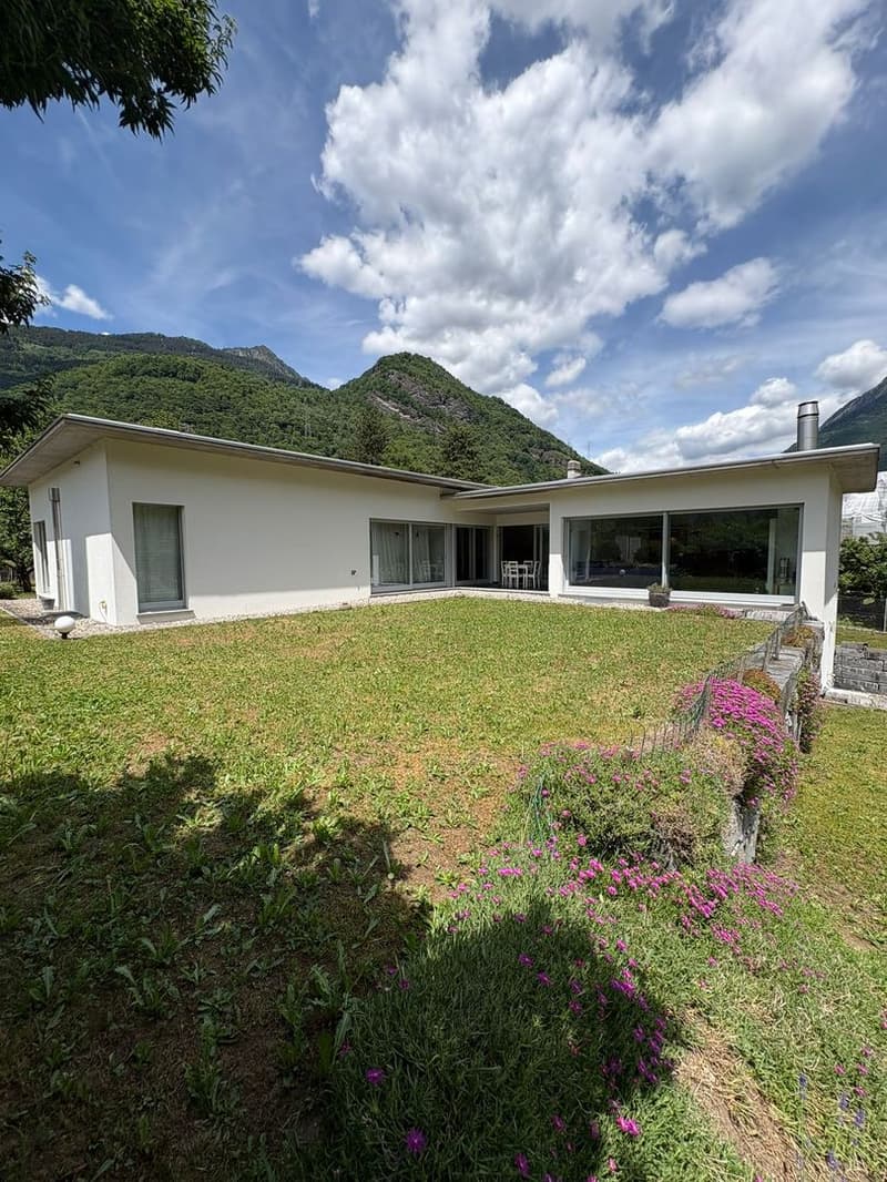 Casa unifamiliare con ampio giardino in posizione tranquilla a Grono (1)