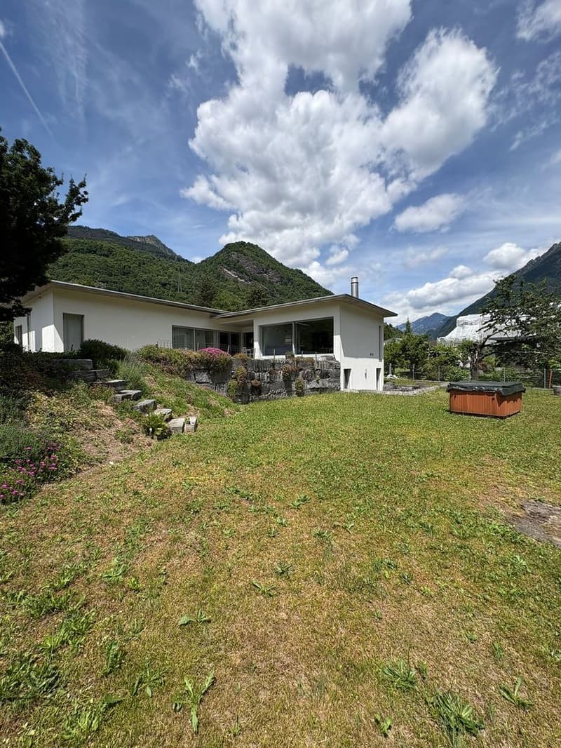 Casa unifamiliare con ampio giardino in posizione tranquilla a Grono (2)