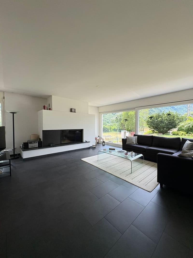 Casa unifamiliare con ampio giardino in posizione tranquilla a Grono (8)