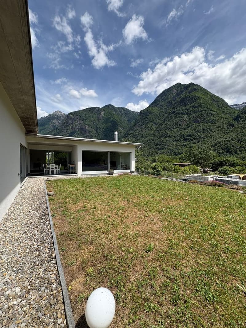 Casa unifamiliare con ampio giardino in posizione tranquilla a Grono (3)