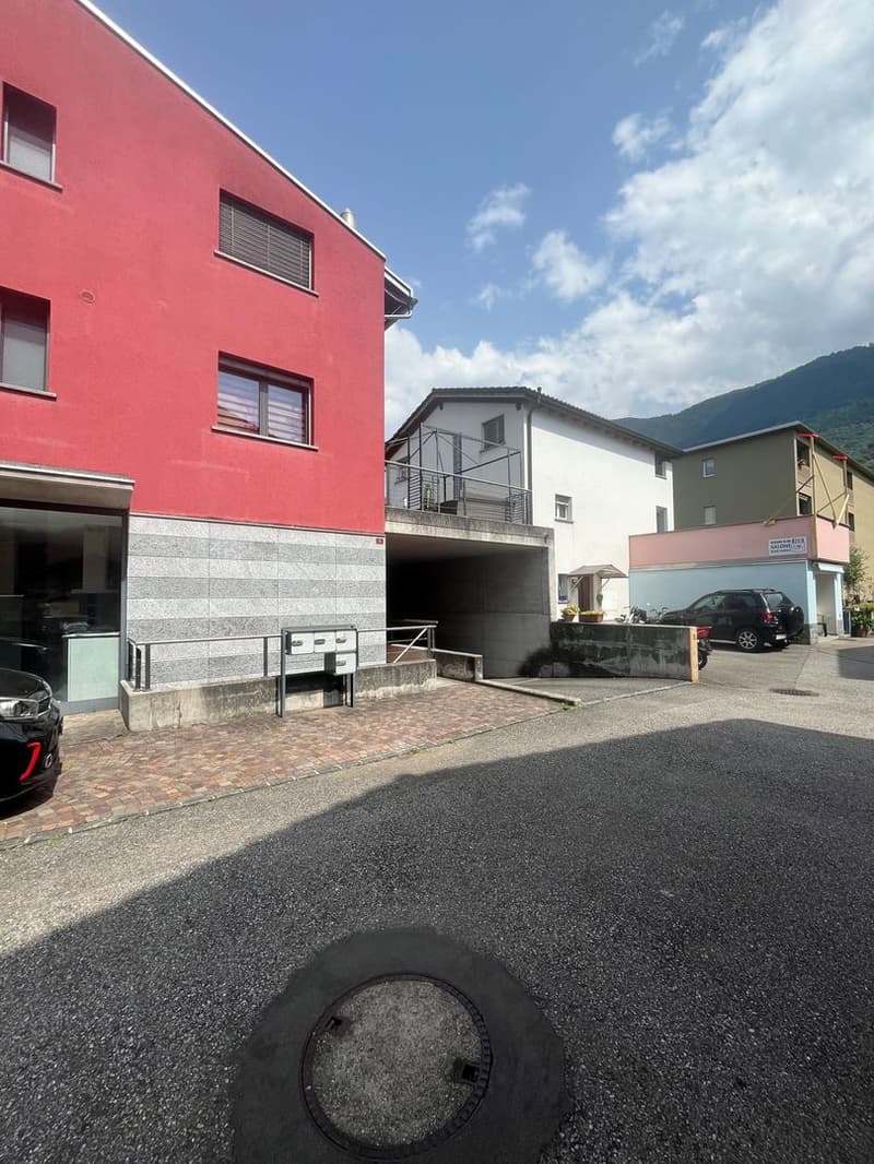 Casa rossa, spazio commerciale, Sant'Antonino (2)